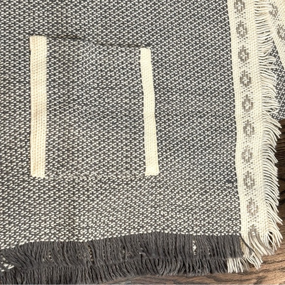 Demdaco Gray White Fringe Pocket Blanket Scarf - Picture 3 of 10
